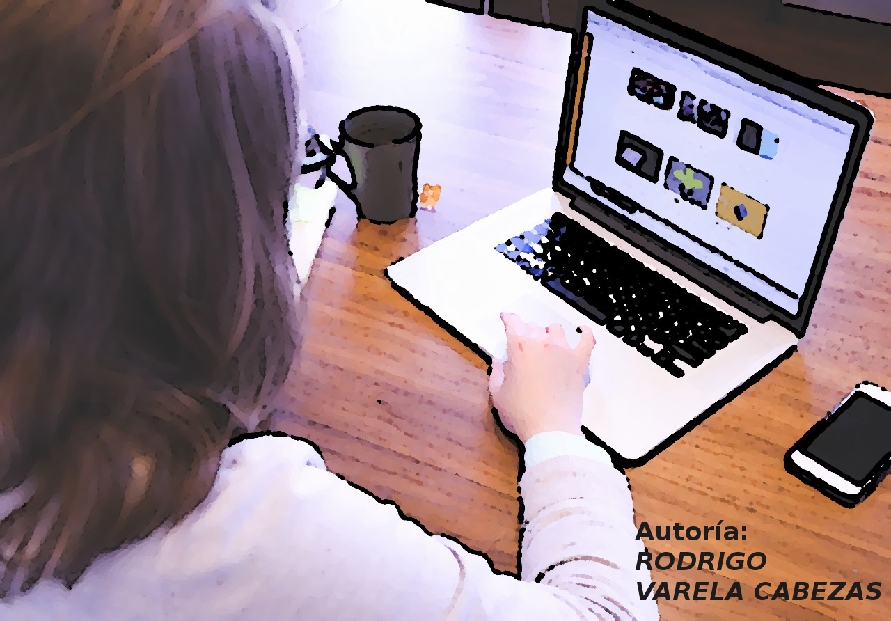 Mujer escribiendo en su ordenador