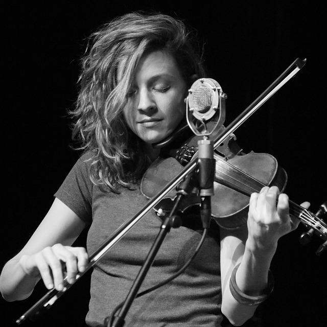 moza tocando o violín