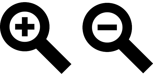 dúas lupas con signos de sumar e restar