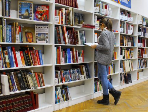 Rapaza lendo nunha biblioteca