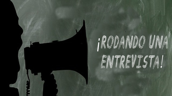 Sobre una pizarra, se dibuja el rostro de un niño gritando: "Rodando una entrevista"