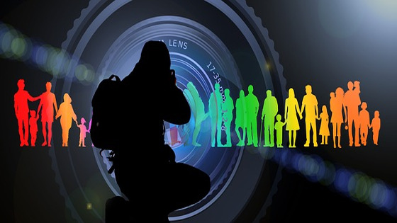 Imagen dibujada de un fotógrafo ante un grupo de gente