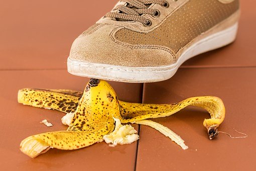 Un pied qui va marcher sur une banane 