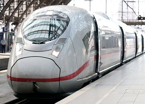 Train entrant dans une gare