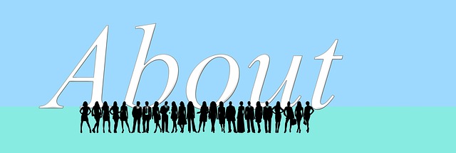 Ilustración cun grupo de persoas ao fondo e a palabra en grande "About".