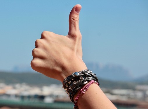 Foto de dedo levantado indivado que está bien.