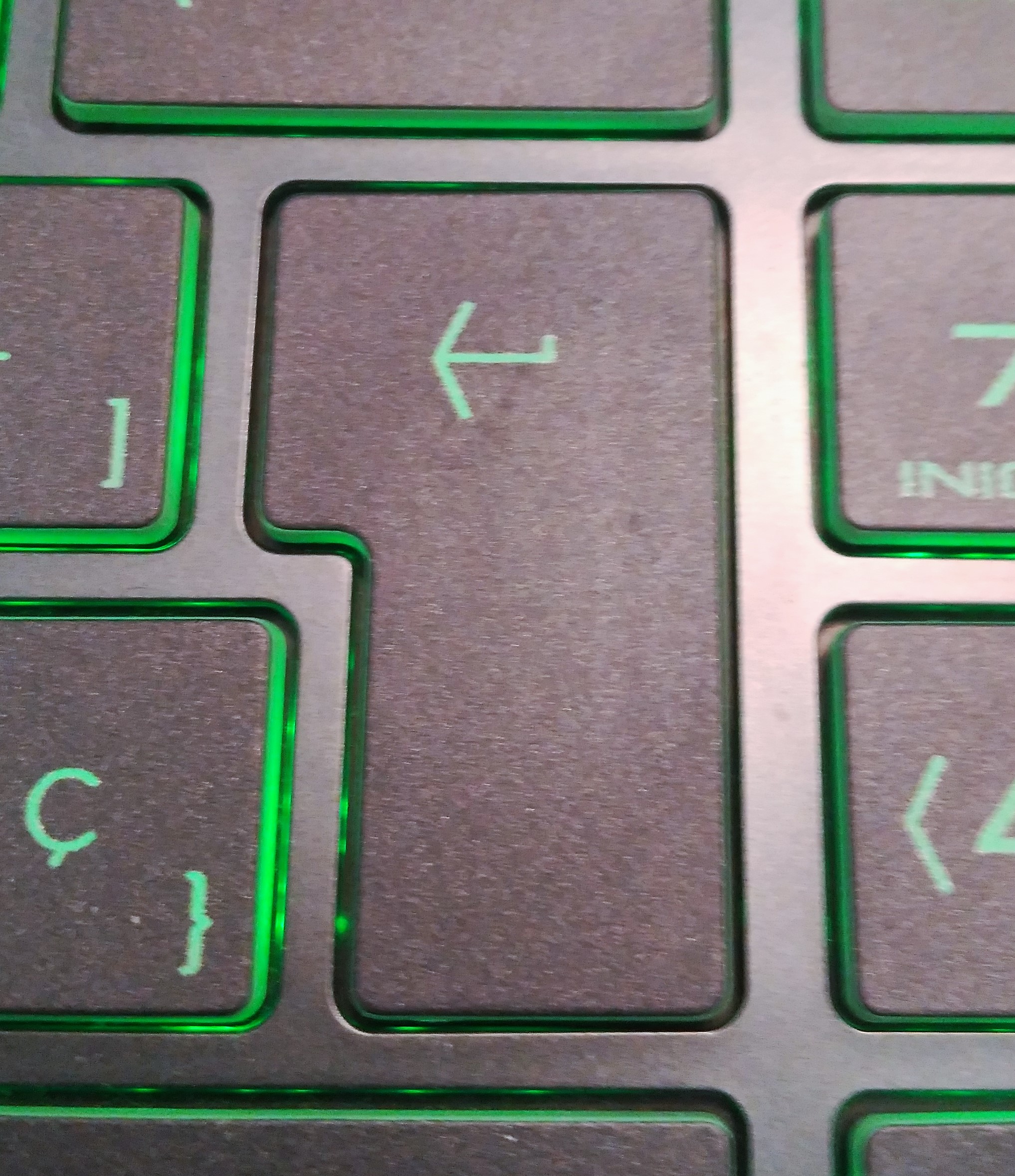 Foto da tecla "enter" do teclado dun ordenador portátil.