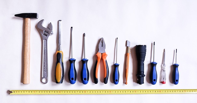 Foto dun conxunto de ferramentas de traballo manual habituais situadas unha ao lado da outra.