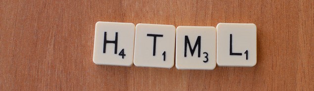 Foro das letras HTML formadas coas pezas do xogo "Scrabble".