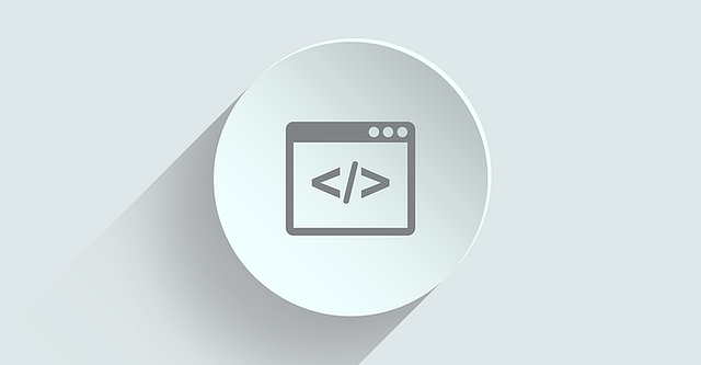 Foto dun botón cos caracteres </> encerrados nunha imaxe dunha pantalla.