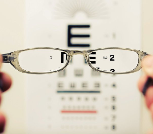 Uns lentes vendo unhas letras