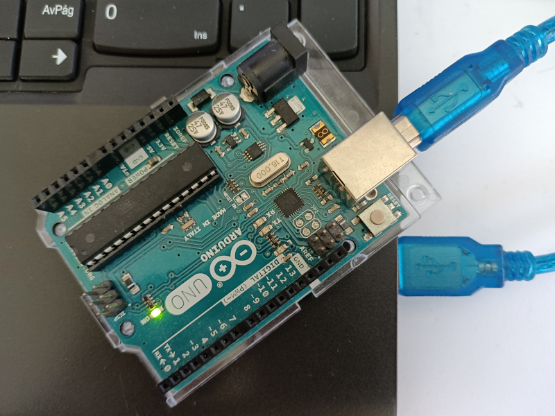 Imaxe de Arduino conectado a un ordenador mediante USB