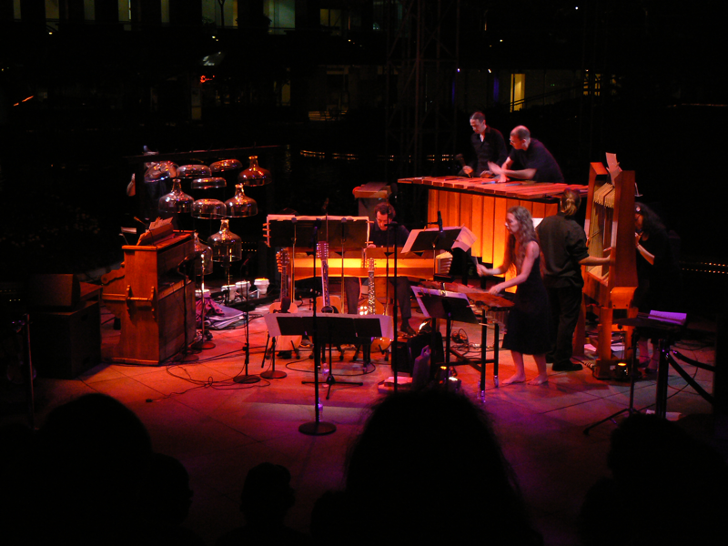 Grupo de intérpretes musicais con instrumentos creados por Harry Partch