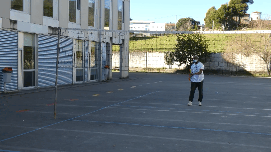 O saque no xogo da Indiaca