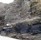 freitas visibles no acantilado da praia das catedrais