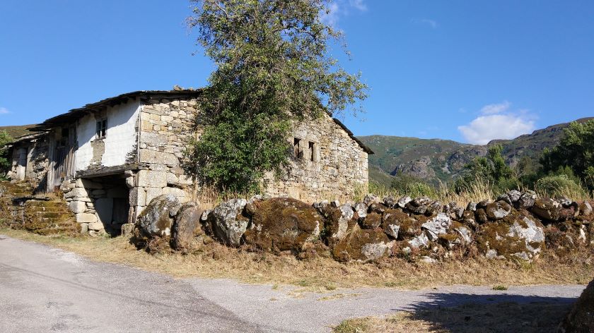 Casa de pedra tradicional, con fondo de ceo azul