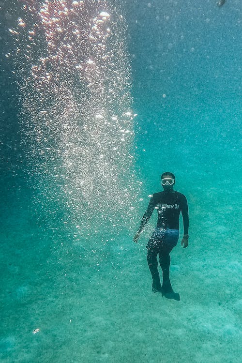 Buzo bajo el agua