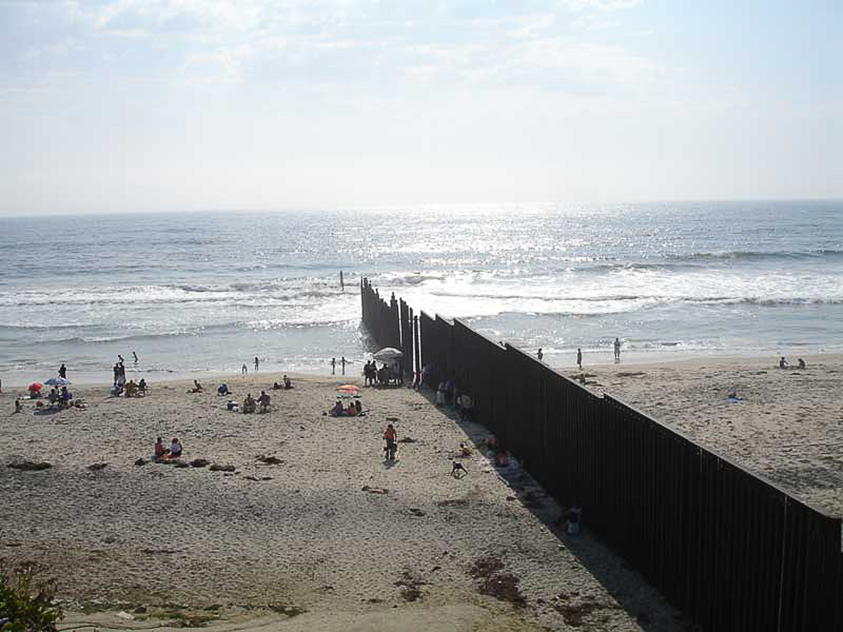 Frontera en una playa entre México y EEUU