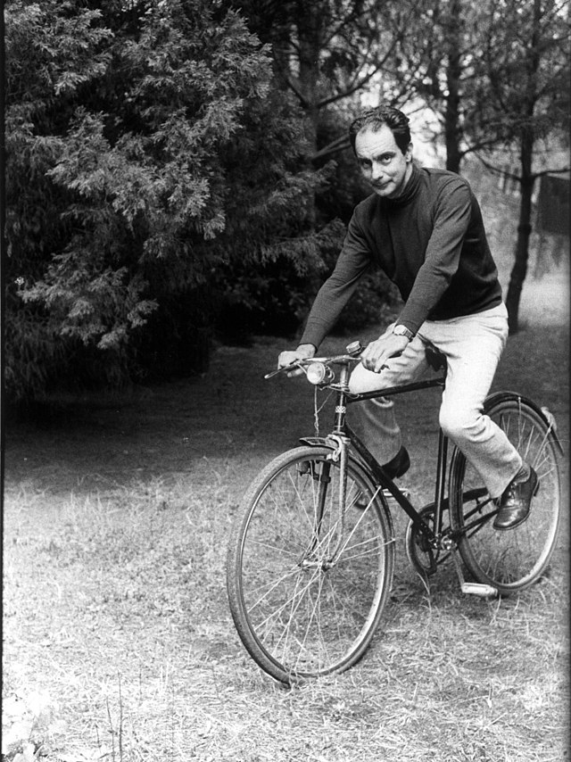 Italo Calvino montando en bicicleta
