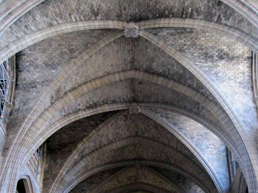 Clave de bóveda nas bóvedas de cruzaría da catedral de Burdeos (Francia). Gótico, século XIII