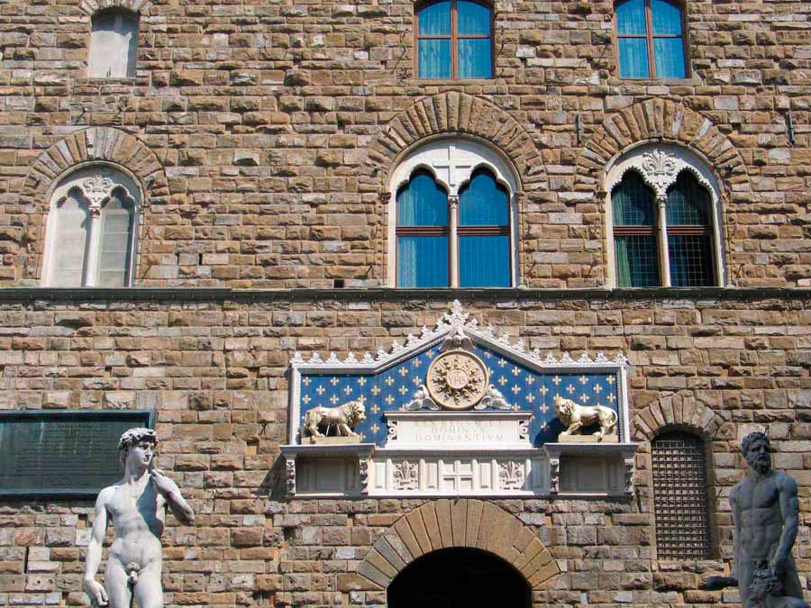 "Bugnato a pietra forte" do pazo Vecchio de Florencia (Italia). Renacimento, século XV