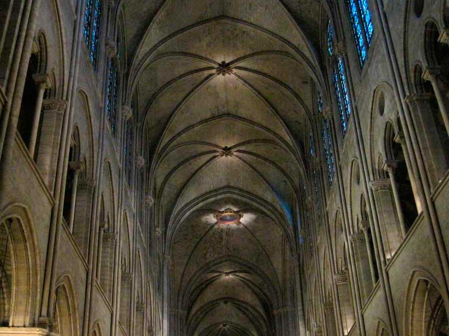 Bóveda sexpartita da catedral Notre Dame de París. Gótico, século XIV