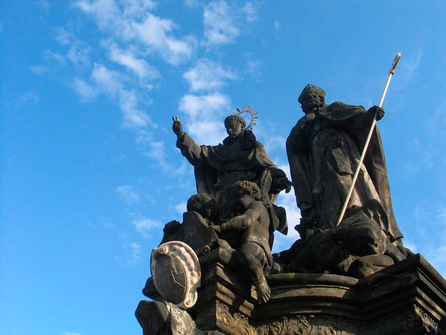 Fotografía que mostra esculturas de San Vicente y San Procopio na ponte de Carlos de Praga