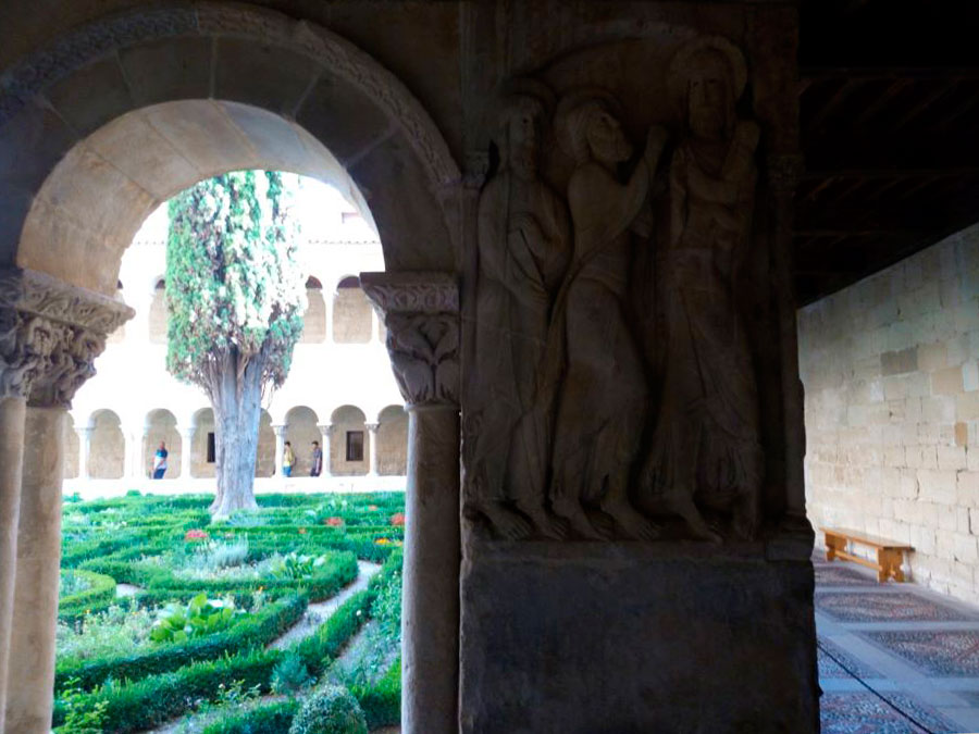 (Románico, séculos XI-XII). Claustro, mosteiro de Santo Domingo, Silos, Soria.