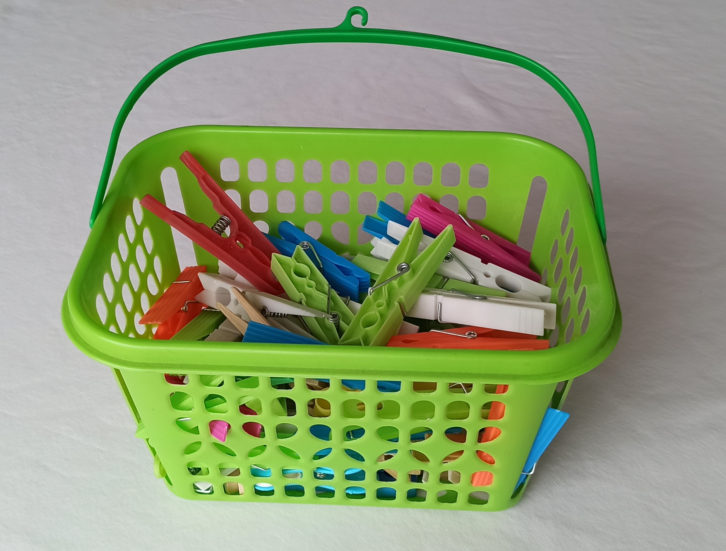 pinza de ropa de color amarillo brillante con un pequeño borde blanco