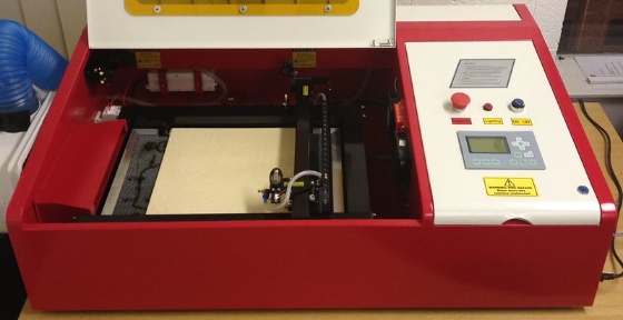 DoES Liverpool's Laser Cutter Fotografía de una máquina de corte láser