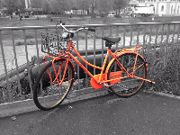 Una Bicicleta de color naranja