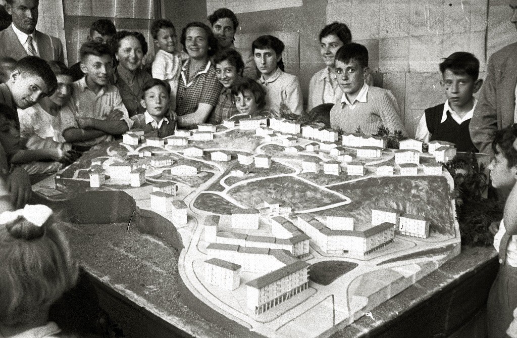 Una foto histórica donde se muestra una maqueta a escala de un pueblo.