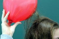 En la imagen pueden verse los pelos de una niña atraídos por un globo