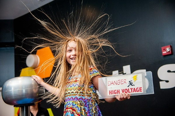 En la imagen puede verse a una niña con los pelos de punta debido a la electricidad estática