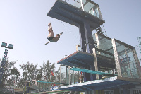 Imagen de una torre con varios trampolines de salto