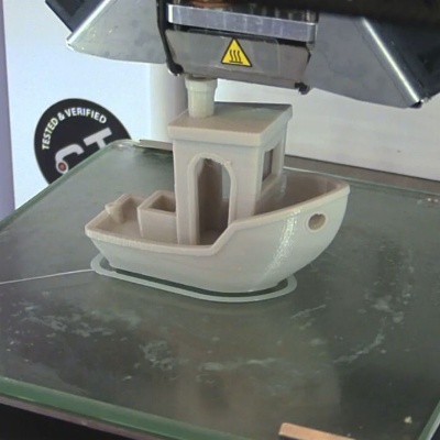 Fotografía de impresora 3D materializando un barco