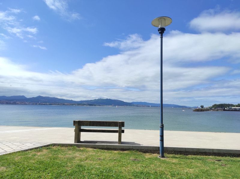 Farola y banco Farola y banco en paseo marítimo
