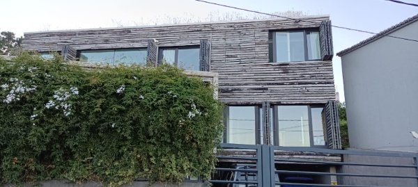 Casa construída con madera de bateas