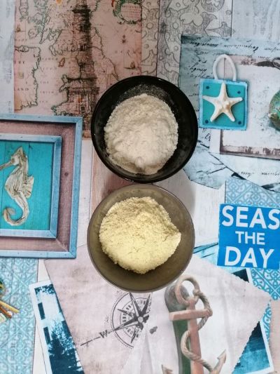 Cuencos con harina de trigo y harina de maíz Cuencos con harina de trigo y harina de maíz