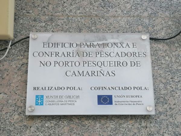 Placa del edificio de la lonja de Camariñas