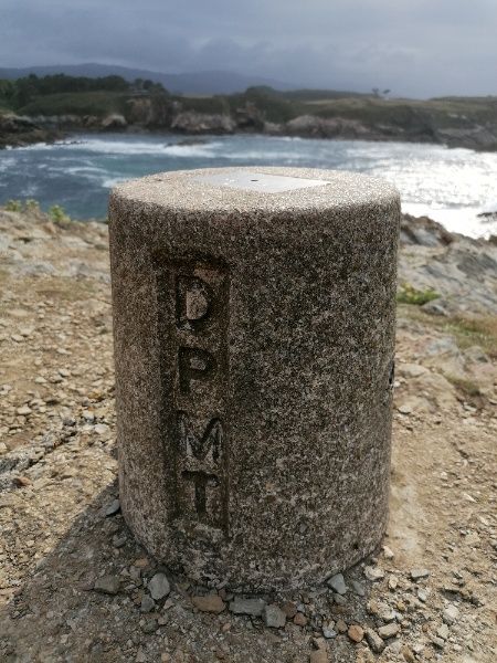 Mojón de Demarcación del Límite Marítimo Terrestre en Faro de Illa Pancha.