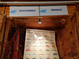 Red colgada por la relinga y otros accesorios de pesca