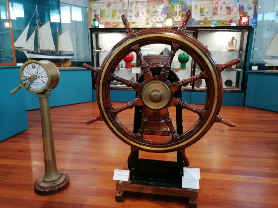 Timón y otros aparejos náuticos. Museo de San Cibrao