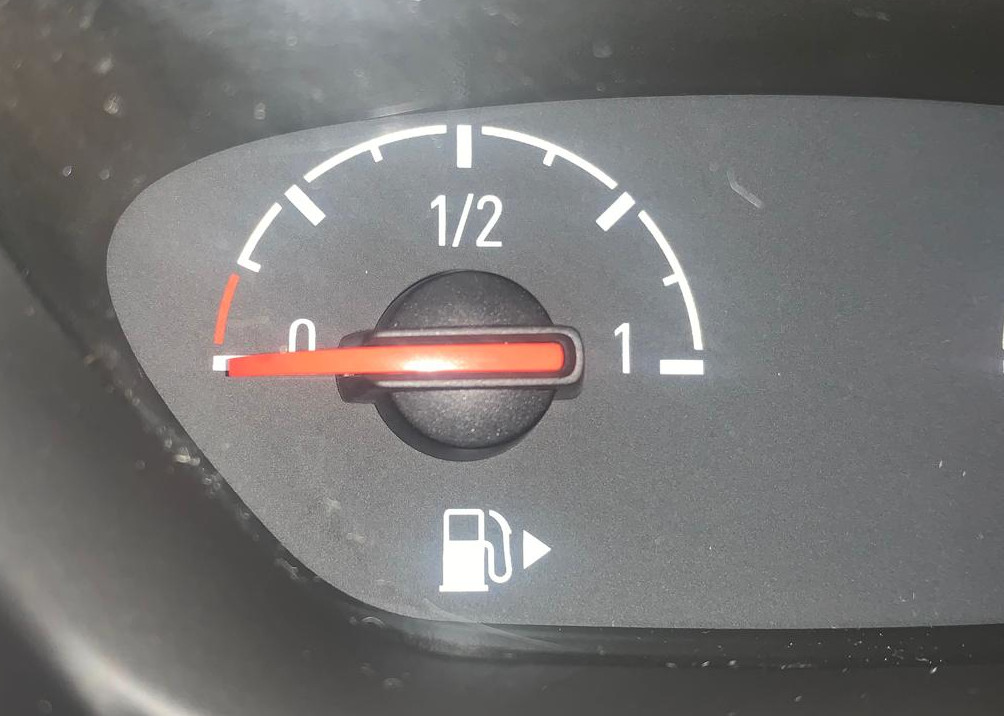 Deposito_gasolina La imagen muestra el indicador de gasolina de un coche