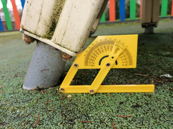 Medidor de ángulos en el pié de la escalera de un columpio