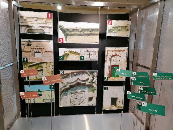 Expositor del pazo Torres do Allo