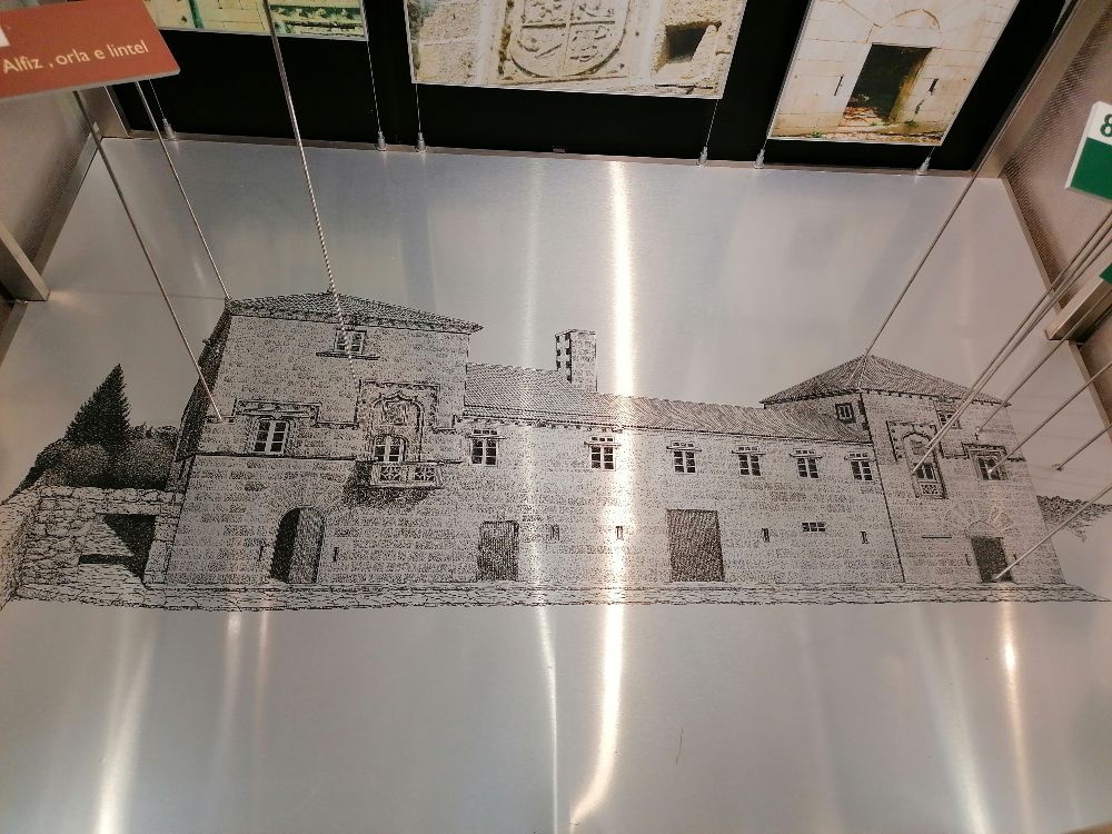 Dibujo del pazo Torres do Allo en el panel expositor