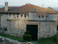 Pazo con almenas en el muro exterior