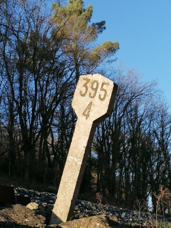 Hito ferroviario tipo hectométrico Hito ferroviario tipo hectométrico. Indica los valores 395 y debajo el 4