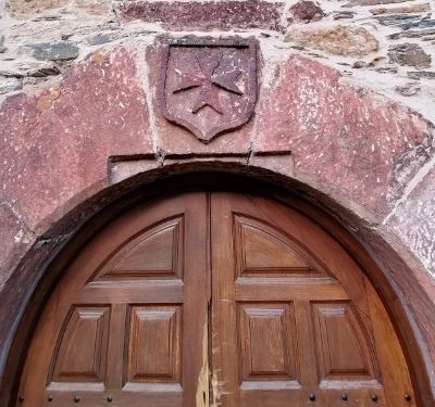 Cruz de Malta en la puerta de la iglesia de Xagoaza